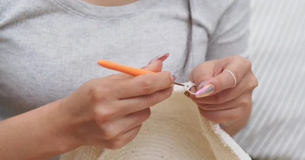 Woman knitting with crochet hook and yarn at home — Stock Photo, Image