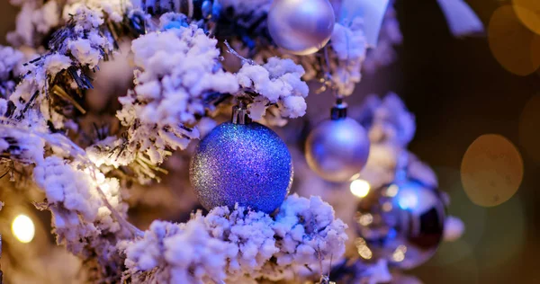 Bola de decoração de Natal na cor azul à noite — Fotografia de Stock