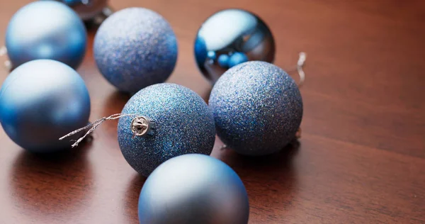 青い色のクリスマスの装飾ボール — ストック写真