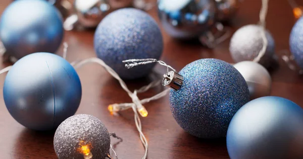Kerstboom decoratie bal in blauwe kleur — Stockfoto