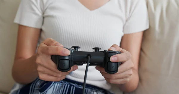 Mulher jogar jogo de TV em casa — Fotografia de Stock