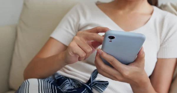 Mujer uso de teléfono inteligente en casa — Foto de Stock