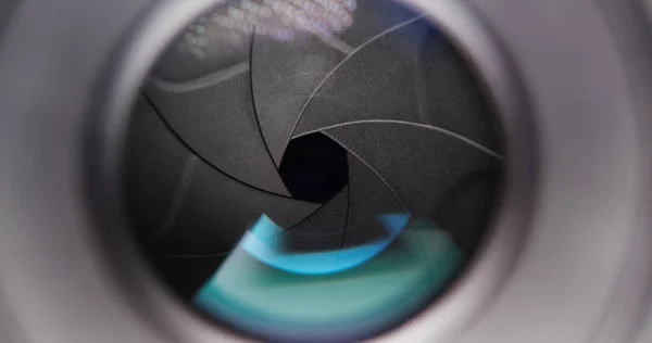 Настройка диафрагмы на объектив камеры — стоковое фото