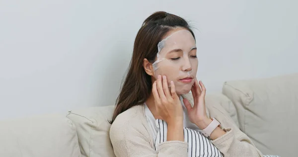 Kvinna tillämpa ansiktsmask på ansiktet hemma — Stockfoto
