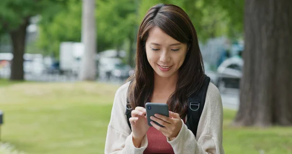 Mujer uso del teléfono móvil en el parque — Foto de Stock