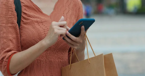 Nő bevásárlószatyor szúró telefon használata — Stock Fotó