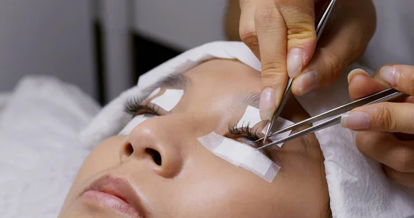 Woman having eyelash extension in beauty salon — Stock Photo, Image