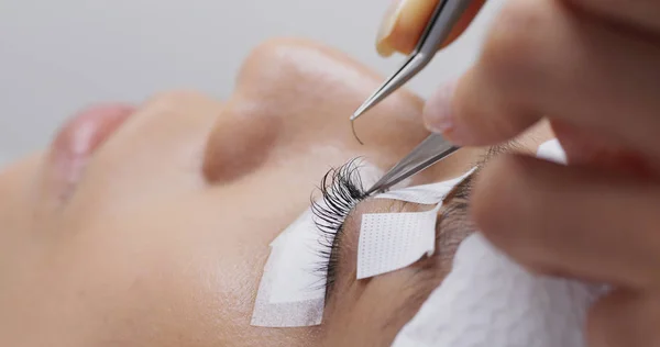 Woman having eyelash extension in beauty salon — Stock Photo, Image