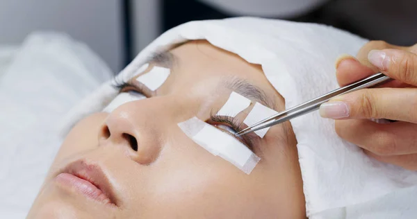 Beleza extensão de pestanas procedimentos profissionais em olhos de mulher — Fotografia de Stock