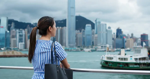 Žena se rozhlíží po krásném výhledu v Hong Kongu — Stock fotografie