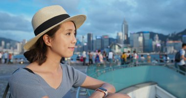 Gezgin kadın, Hong Kong şehrine bir bak.