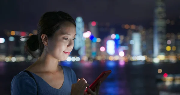 Frau benutzt Handy in der Stadt — Stockfoto