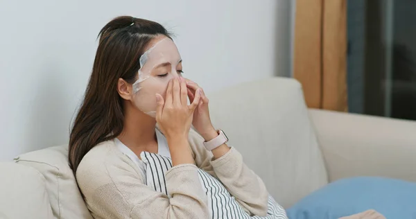 La mujer aplica mascarilla facial en la cara en el hogar — Foto de Stock