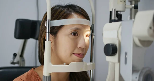 Woman undergo checking eye in clinic — Stock Photo, Image