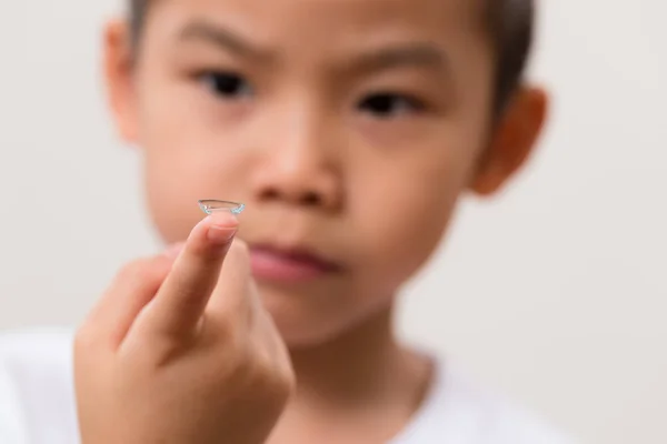 Asiático menino segurar uma lente de contato — Fotografia de Stock