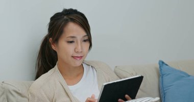 Tablet bilgisayarın kadın kullanımı