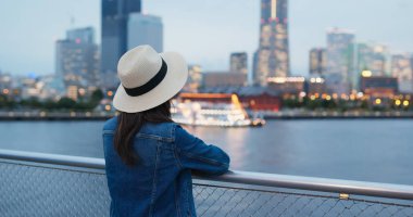 Yokohama şehrindeki gece manzarasına bak.