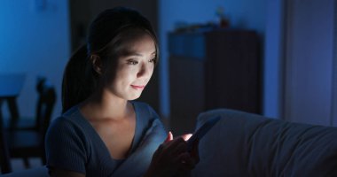 Akşamları evde akıllı telefonları kontrol et.