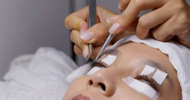 Güzellik salonunda kirpik uzantısı olan bir kadın.