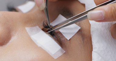 Kirpik uzatmalı güzel bir genç kadın.