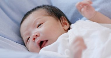 Bebek yatakta ağlıyor.