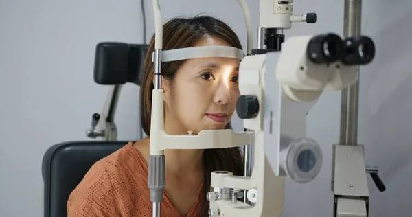 Vrouw ondergaan controleren oog in kliniek — Stockfoto