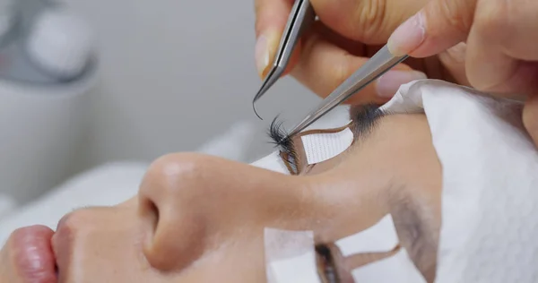 Femme avec extension de cils dans un salon de beauté — Photo