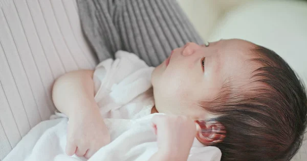 Mãe abraçando com ela bebê — Fotografia de Stock