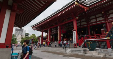 Tokyo, Japonya - 24 Haziran 2019: Tokyo şehrinin Asakusa bölgesinde Sensoji