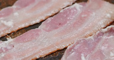 Tavada domuz pastırması pişir. 