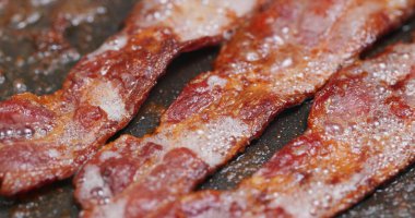 Tavada domuz pastırması pişir. 