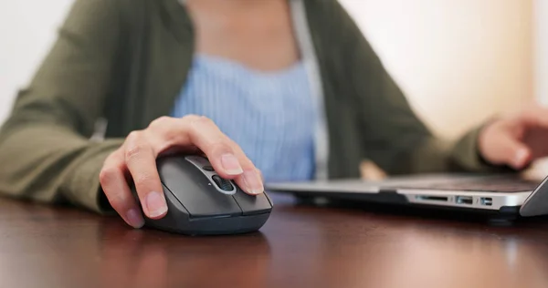 Vrouw werken op de computer thuis — Stockfoto