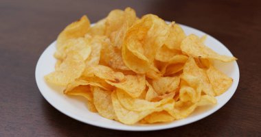 Beyaz tabakta patates cipsi.