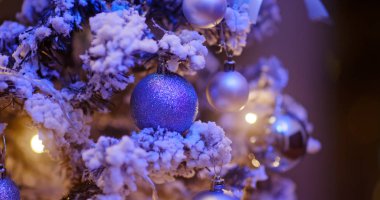 Geceleyin Noel ağacı süslemesi