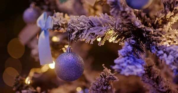 Kerstboom decoratie met licht in blauwe kleur 's nachts — Stockfoto