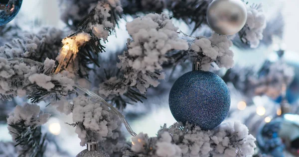 Árvore de Natal na cor azul — Fotografia de Stock