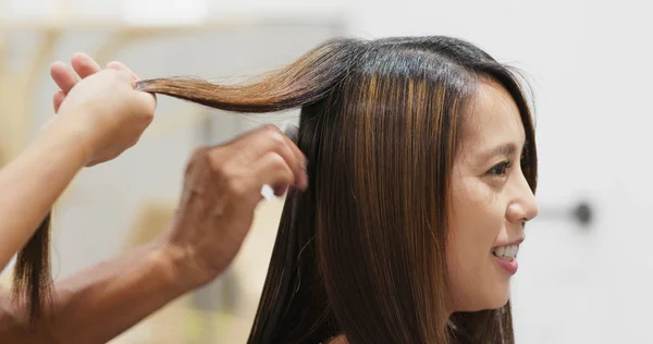 Stylist dries client hair in salon — Stock Photo, Image
