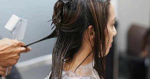 Mulher tendo tratamento de cabelo no salão de cabeleireiro — Fotografia de Stock