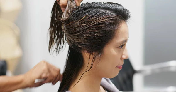 Mujer teniendo tratamiento capilar en salón de belleza —  Fotos de Stock