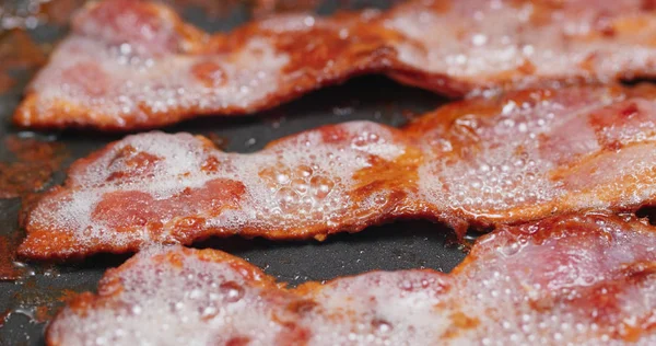 Fry bacon on a pan — Stock Photo, Image