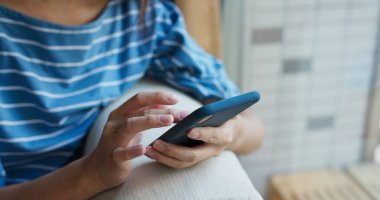 Evde kadın cep telefonu kullanımı