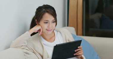 Evde kadın tablet bilgisayar kullanımı