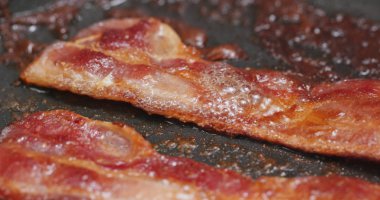 Kahvaltıda tavada kızarmış pastırma.