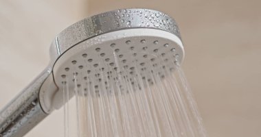 Duş başlığı suyla açıldı