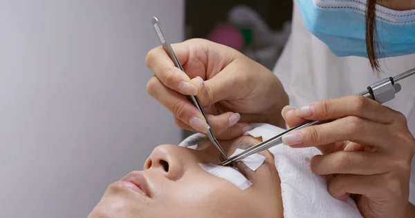 Förfarande för ögonfransförlängning i skönhetssalong — Stockfoto