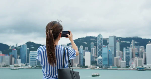 Woman use of mobile phone to take photo in Hong Kong city — Stockfoto