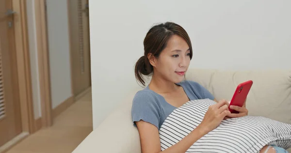 Woman use of mobile phone online — Stock Photo, Image