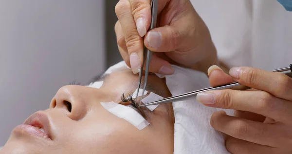 Wimper extensie op het vrouwelijke oog — Stockfoto