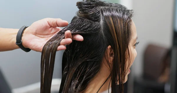 Donna che ha il trattamento dei capelli nel salone di parrucchiere — Foto Stock