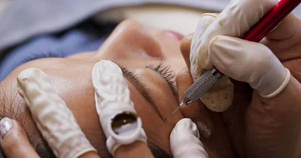 Mulher asiática recebe procedimento de beleza facial, procedimento de microblading — Fotografia de Stock